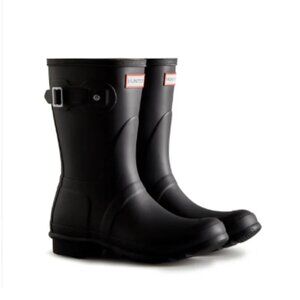 Hunter Women's Original Short Rain Boots in Black with Liners and Polish, Size 9